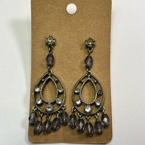 restored and cleaned!
studded dangling periwinkle beaded earrings!
